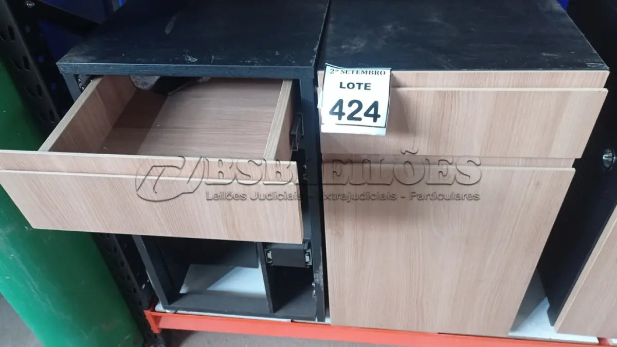 LOTE 424 - 02 GAVETEIROS COM 01 GAVETA E SUPORTE PARA CPU. (NO ESTADO) ATENÇÃO! FAZER A VISITAÇÃO ANTES DE ARREMATAR, NÃO SABEMOS SE FUNCIONA, LEILÃO NÃO TEM GARANTIA E NEM DEVOLUÇÃO, SUJEITO A POSSÍVEIS AVARIAS VISÍVEIS/OCULTAS E/OU AUSÊNCIA DE COMPONENTES.