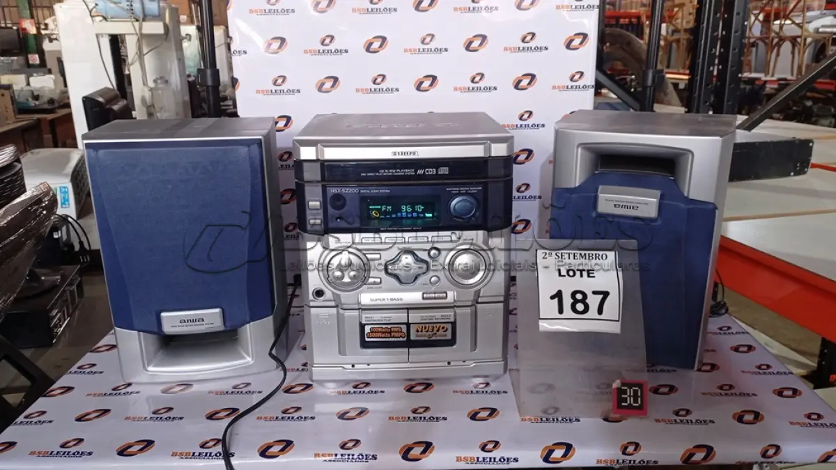 LOTE 187 - 01 MINI SYSTEM MARCA AIWA COM 02 CAIXAS. (NO ESTADO) ATENÇÃO! FAZER A VISITAÇÃO ANTES DE ARREMATAR, NÃO SABEMOS SE FUNCIONA, LEILÃO NÃO TEM GARANTIA E NEM DEVOLUÇÃO, SUJEITO A POSSÍVEIS AVARIAS VISÍVEIS/OCULTAS E/OU AUSÊNCIA DE COMPONENTES.