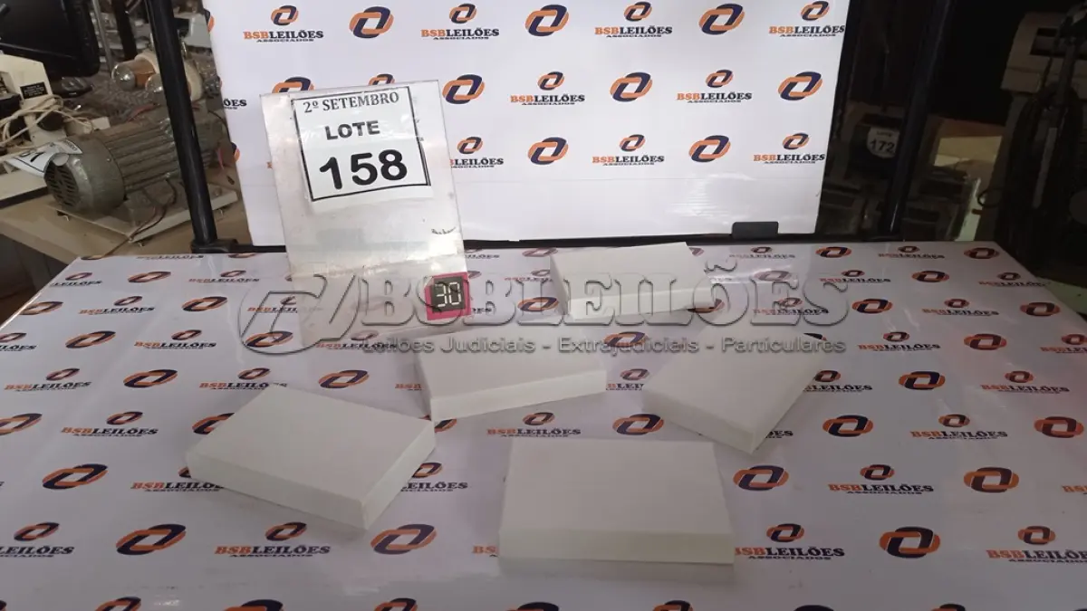LOTE 158 - 05 BATERIAS EXTERNAS. (NO ESTADO) ATENÇÃO! FAZER A VISITAÇÃO ANTES DE ARREMATAR, NÃO SABEMOS SE FUNCIONA, LEILÃO NÃO TEM GARANTIA E NEM DEVOLUÇÃO, SUJEITO A POSSÍVEIS AVARIAS VISÍVEIS/OCULTAS E/OU AUSÊNCIA DE COMPONENTES.