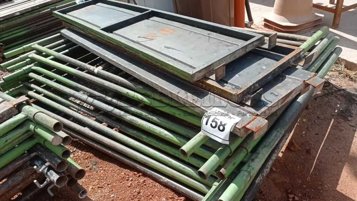 LOTE 158 - 10 PEÇAS ANDAIMES DE 1 X 1,50M COM 04 PLATAFORMA DE 1,50M. (NO ESTADO, NÃO SABEMOS SE FUNCIONA. LEILÃO NÃO TEM GARANTIA E NEM DEVOLUÇÃO, SUJEITO A POSSÍVEIS AVARIAS VISÍVEIS/OCULTAS E/OU AUSÊNCIA DE COMPONENTES)