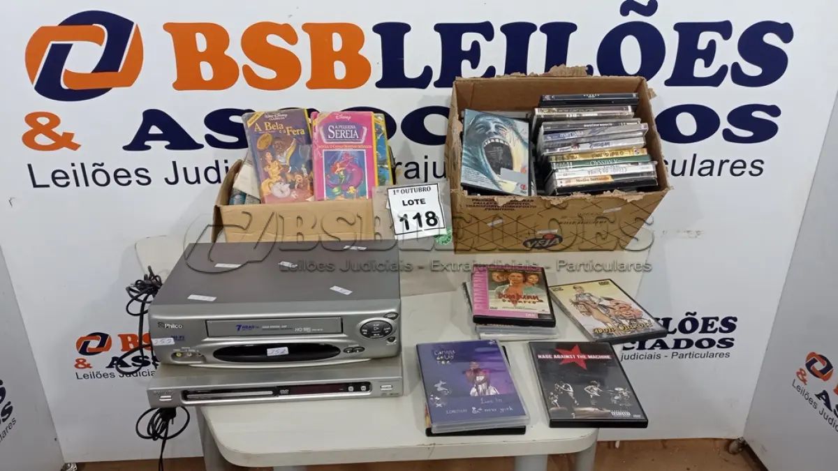 LOTE 118 - 01 APARELHO DE DVD MARCA PHILIPS,01 APARELHO DE VÍDEO CASSETE MARCA PHILCO E GRANDE QUANTIDADE DE FILMES EM DVD E VHS. (NO ESTADO) ATENÇÃO! FAZER A VISITAÇÃO ANTES DE ARREMATAR, NÃO SABEMOS SE FUNCIONA, LEILÃO NÃO TEM GARANTIA E NEM DEVOLUÇÃO, SUJEITO A POSSÍVEIS AVARIAS VISÍVEIS/OCULTAS E/OU AUSÊNCIA DE COMPONENTES.