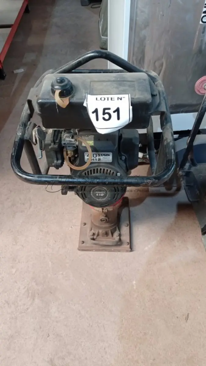 LOTE 151 - 01 COMPACTADOR DE SOLO MENEGOTTI RAM 75 GASOLINA. (NO ESTADO, NÃO SABEMOS SE FUNCIONA. LEILÃO NÃO TEM GARANTIA E NEM DEVOLUÇÃO, SUJEITO A POSSÍVEIS AVARIAS VISÍVEIS/OCULTAS E/OU AUSÊNCIA DE COMPONENTES)