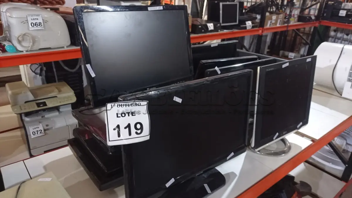 LOTE 119 - 10 MONITORES DE MARCAS E MODELOS DIVERSOS. (NO ESTADO) ATENÇÃO! FAZER A VISITAÇÃO ANTES DE ARREMATAR, NÃO SABEMOS SE FUNCIONA, LEILÃO NÃO TEM GARANTIA E NEM DEVOLUÇÃO, SUJEITO A POSSÍVEIS AVARIAS VISÍVEIS/OCULTAS E/OU AUSÊNCIA DE COMPONENTES.