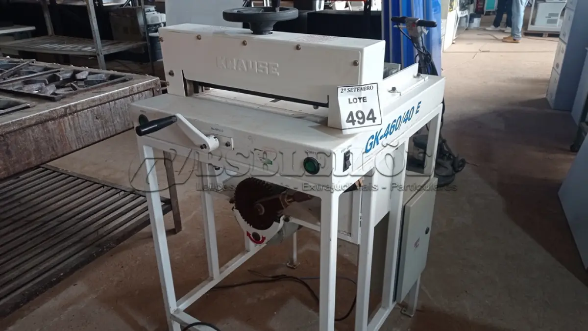 LOTE 494 - 01 GUILHOTINA DE MESA MANUAL 220V GK440-40E MARCA KRAUSE. (NO ESTADO) ATENÇÃO! FAZER A VISITAÇÃO ANTES DE ARREMATAR, NÃO SABEMOS SE FUNCIONA, LEILÃO NÃO TEM GARANTIA E NEM DEVOLUÇÃO, SUJEITO A POSSÍVEIS AVARIAS VISÍVEIS/OCULTAS E/OU AUSÊNCIA DE COMPONENTES.