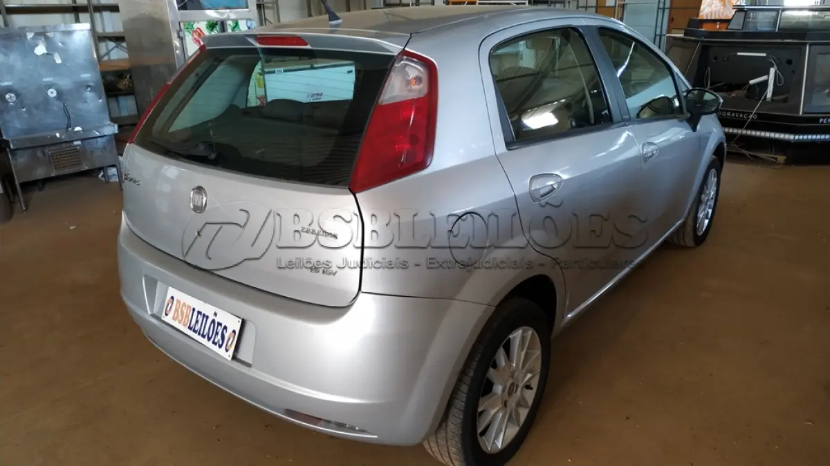 LOTE 164 - 01 FIAT PUNTO ESSENCE 1.6 ALCOOL/GASOLINA, ANO 2011/2011 NA COR PRATA. (NO ESTADO)