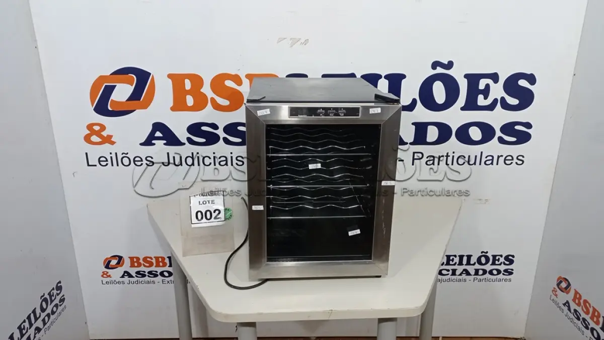 LOTE 002 - 01 CLIMATIZADOR TERMOMÉTRICO DE VINHO. (NO ESTADO) ATENÇÃO! FAZER A VISITAÇÃO ANTES DE ARREMATAR, NÃO SABEMOS SE FUNCIONA, LEILÃO NÃO TEM GARANTIA E NEM DEVOLUÇÃO, SUJEITO A POSSÍVEIS AVARIAS VISÍVEIS/OCULTAS E/OU AUSÊNCIA DE COMPONENTES.