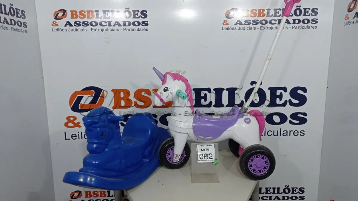 LOTE 082 - 01 TRICICLO INFANTIL DE EMPURRAR E 01 CAVALINHO DE BRINQUEDO. (NO ESTADO) ATENÇÃO! FAZER A VISITAÇÃO ANTES DE ARREMATAR, NÃO SABEMOS SE FUNCIONA, LEILÃO NÃO TEM GARANTIA E NEM DEVOLUÇÃO, SUJEITO A POSSÍVEIS AVARIAS VISÍVEIS/OCULTAS E/OU AUSÊNCIA DE COMPONENTES.
