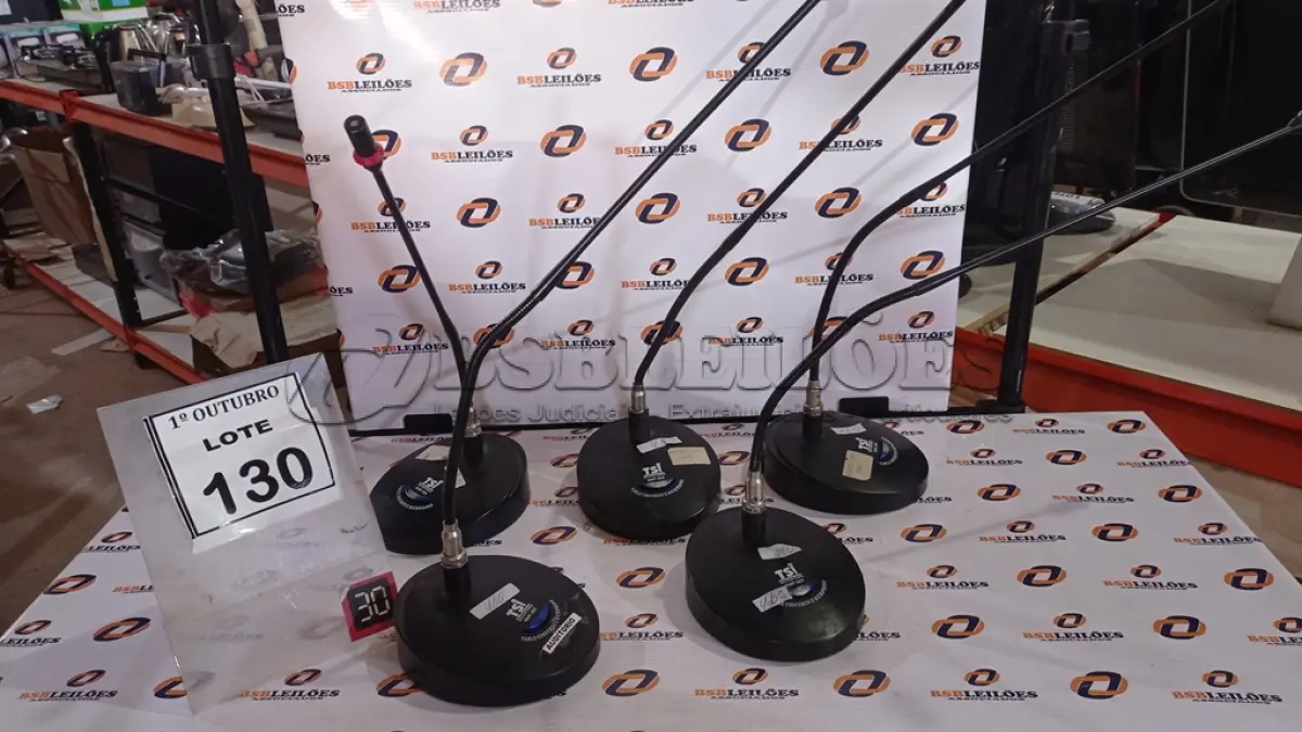 LOTE 130 - 05 MICROFONES DE MESA. (NO ESTADO) ATENÇÃO! FAZER A VISITAÇÃO ANTES DE ARREMATAR, NÃO SABEMOS SE FUNCIONA, LEILÃO NÃO TEM GARANTIA E NEM DEVOLUÇÃO, SUJEITO A POSSÍVEIS AVARIAS VISÍVEIS/OCULTAS E/OU AUSÊNCIA DE COMPONENTES.