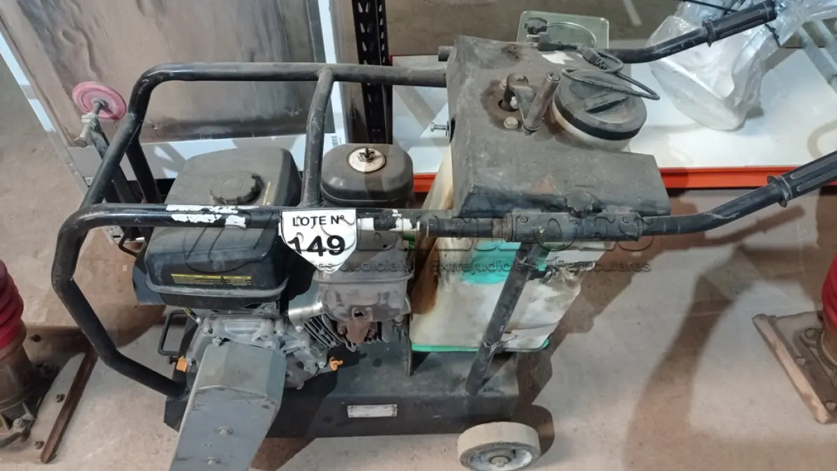 LOTE 149 - 01 CORTADORA DE PISO TOYAMA 13HP GASOLINA. (NO ESTADO, NÃO SABEMOS SE FUNCIONA. LEILÃO NÃO TEM GARANTIA E NEM DEVOLUÇÃO, SUJEITO A POSSÍVEIS AVARIAS VISÍVEIS/OCULTAS E/OU AUSÊNCIA DE COMPONENTES)