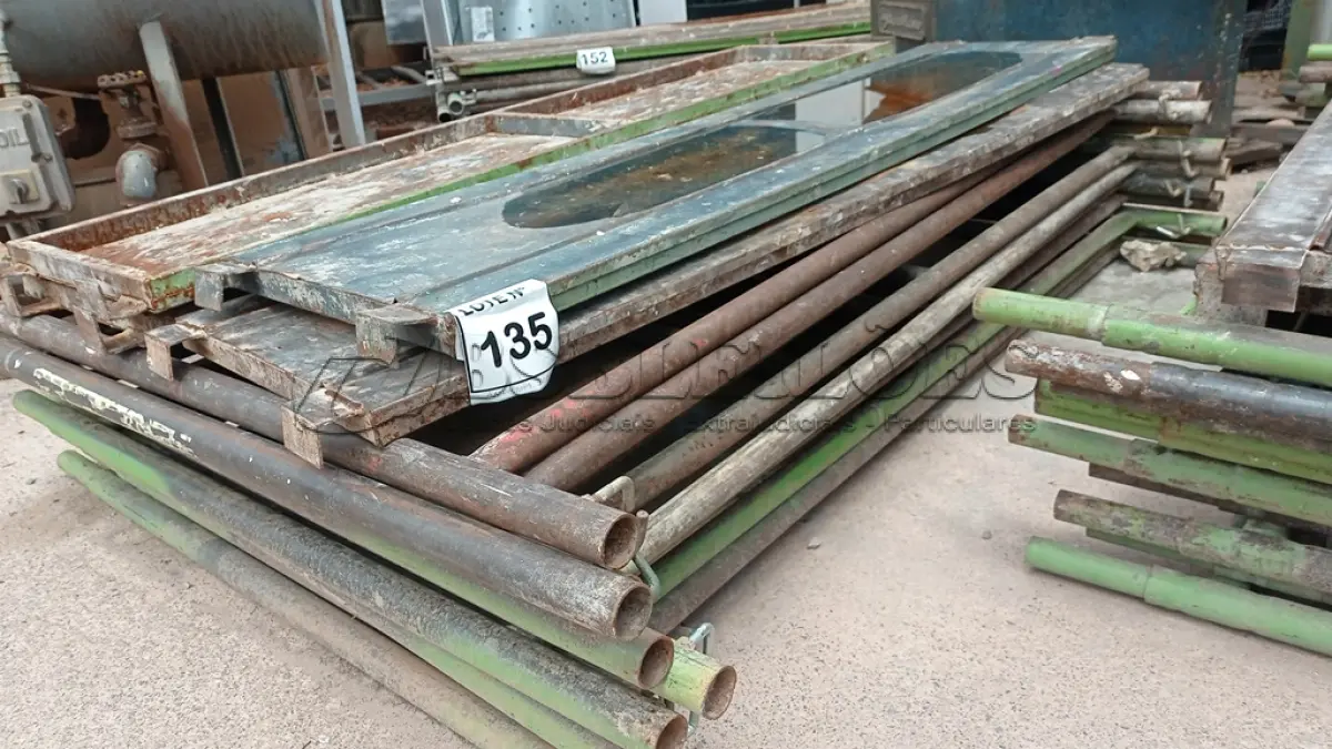 LOTE 135 - 10 PEÇAS ANDAIMES DE 1 X 1,50M COM 04 PLATAFORMA DE 1,50M. (NO ESTADO, NÃO SABEMOS SE FUNCIONA. LEILÃO NÃO TEM GARANTIA E NEM DEVOLUÇÃO, SUJEITO A POSSÍVEIS AVARIAS VISÍVEIS/OCULTAS E/OU AUSÊNCIA DE COMPONENTES)
