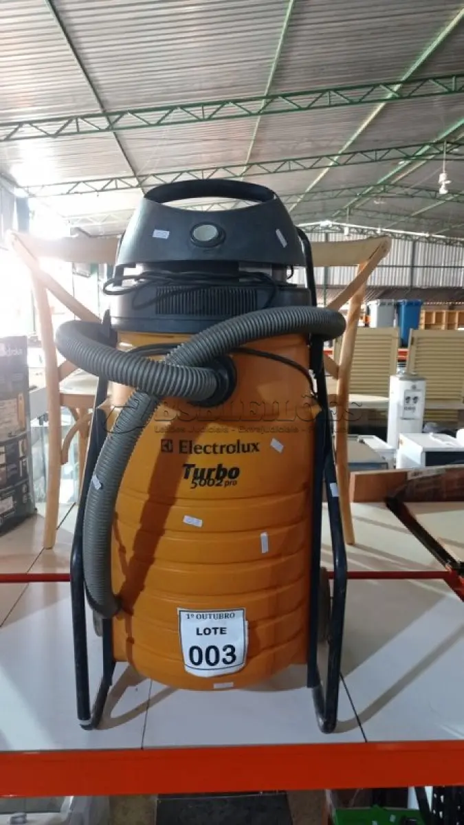 LOTE 003 - 01 ASPIRADOR DE PÓ INDUSTRIAL MODELO TURBO 5002 PRO MARCA ELECTROLUX. (NO ESTADO) ATENÇÃO! FAZER A VISITAÇÃO ANTES DE ARREMATAR, NÃO SABEMOS SE FUNCIONA, LEILÃO NÃO TEM GARANTIA E NEM DEVOLUÇÃO, SUJEITO A POSSÍVEIS AVARIAS VISÍVEIS/OCULTAS E/OU AUSÊNCIA DE COMPONENTES.