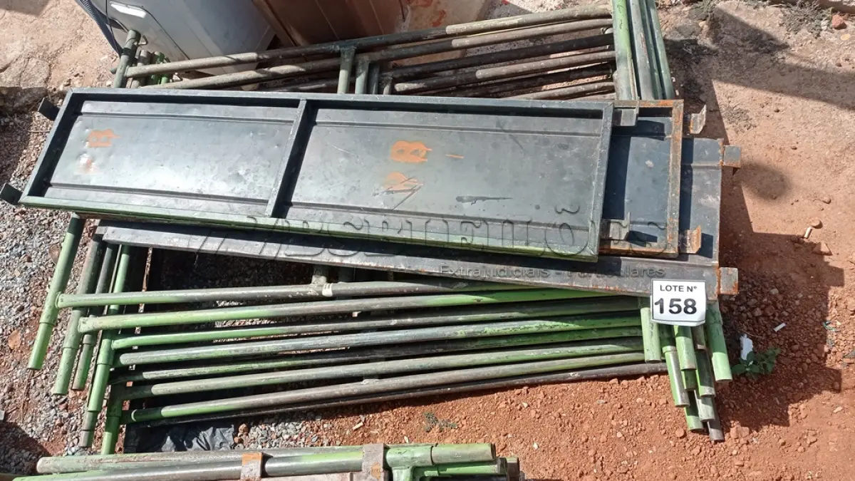 LOTE 158 - 10 PEÇAS ANDAIMES DE 1 X 1,50M COM 04 PLATAFORMA DE 1,50M. (NO ESTADO, NÃO SABEMOS SE FUNCIONA. LEILÃO NÃO TEM GARANTIA E NEM DEVOLUÇÃO, SUJEITO A POSSÍVEIS AVARIAS VISÍVEIS/OCULTAS E/OU AUSÊNCIA DE COMPONENTES)