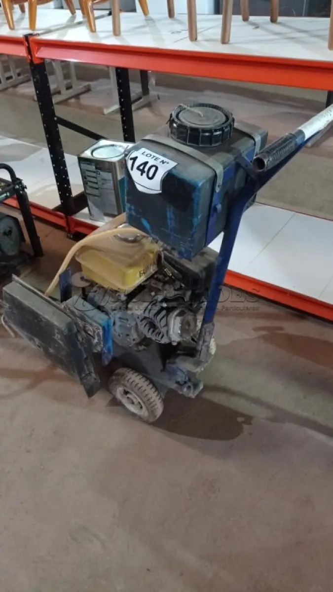 LOTE 140 - 01 CORTADORA DE PISO BÚFALO 13HP GASOLINA. (NO ESTADO, NÃO SABEMOS SE FUNCIONA. LEILÃO NÃO TEM GARANTIA E NEM DEVOLUÇÃO, SUJEITO A POSSÍVEIS AVARIAS VISÍVEIS/OCULTAS E/OU AUSÊNCIA DE COMPONENTES)