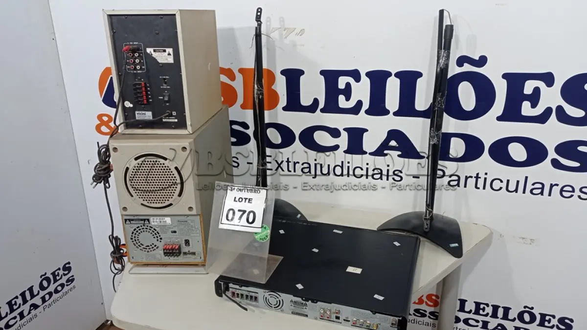 LOTE 070 - 01 DVD HOME THEATER MACA PHILIPS, 02 CAIXAS DE SOM MARCAS DIVERSAS E 02 SUPORTES PAR CAIXAS DE SOM. (NO ESTADO) ATENÇÃO! FAZER A VISITAÇÃO ANTES DE ARREMATAR, NÃO SABEMOS SE FUNCIONA, LEILÃO NÃO TEM GARANTIA E NEM DEVOLUÇÃO, SUJEITO A POSSÍVEIS AVARIAS VISÍVEIS/OCULTAS E/OU AUSÊNCIA DE COMPONENTES.