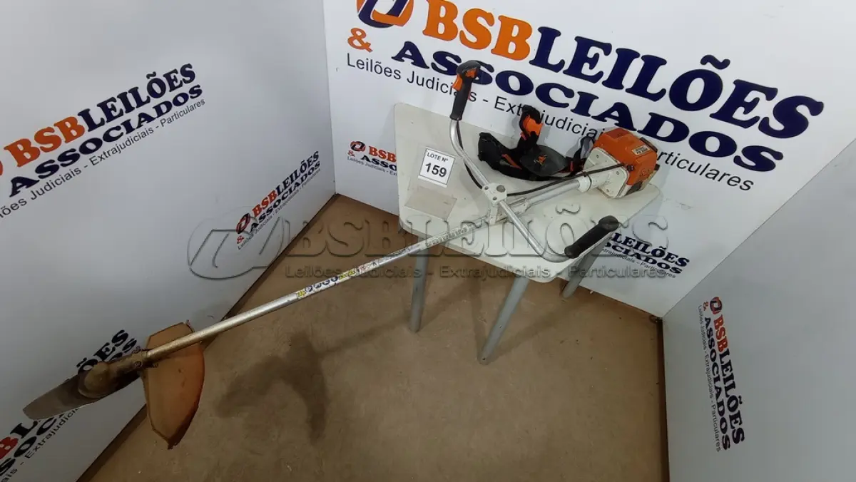 LOTE 159 - 01 ROÇADEIRA STHIL FS 220 – 02 TEMPOS. (NO ESTADO, NÃO SABEMOS SE FUNCIONA. LEILÃO NÃO TEM GARANTIA E NEM DEVOLUÇÃO, SUJEITO A POSSÍVEIS AVARIAS VISÍVEIS/OCULTAS E/OU AUSÊNCIA DE COMPONENTES)