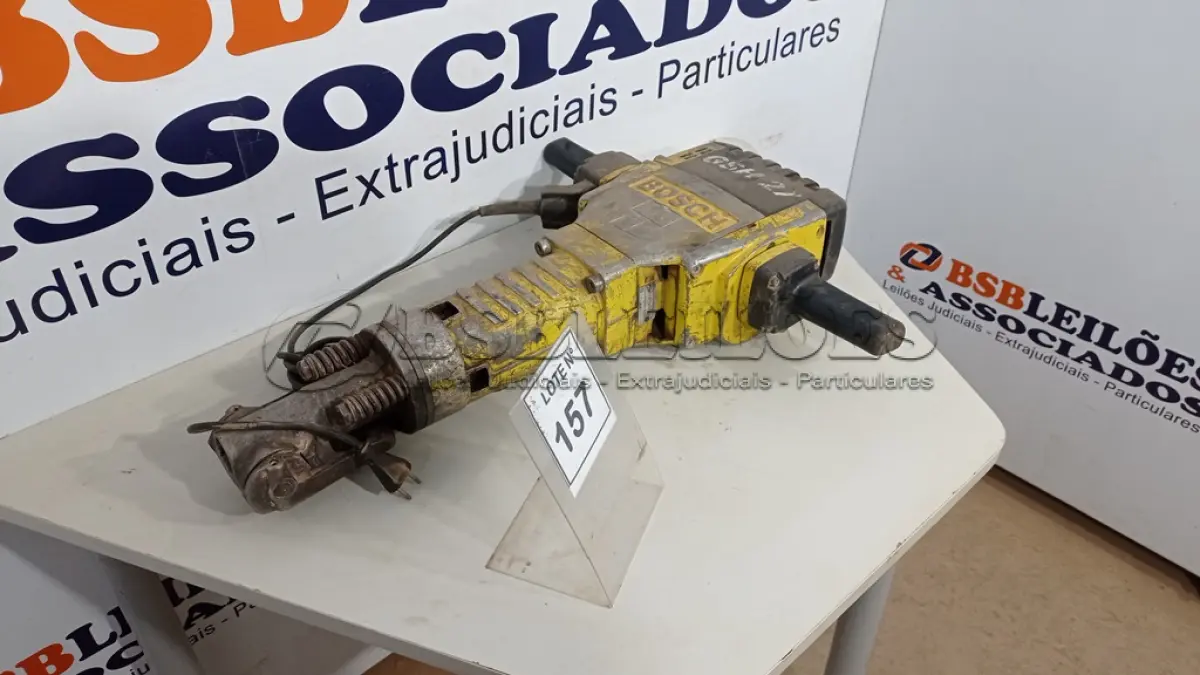 LOTE 157 - 01 MARTELETE ROMPEDOR BOSCH 30 KG – 220V. (NO ESTADO, NÃO SABEMOS SE FUNCIONA. LEILÃO NÃO TEM GARANTIA E NEM DEVOLUÇÃO, SUJEITO A POSSÍVEIS AVARIAS VISÍVEIS/OCULTAS E/OU AUSÊNCIA DE COMPONENTES)