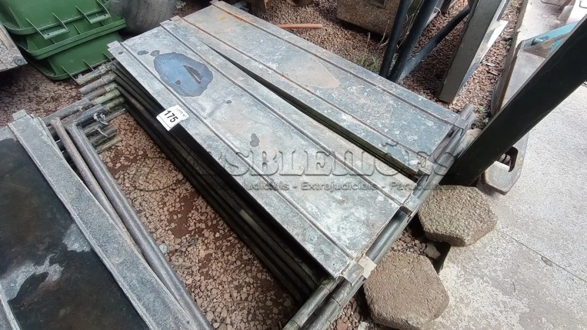 LOTE 175 - 10 PEÇAS ANDAIMES DE 1 X 1,50M COM 04 PLATAFORMA DE 1,50M. (NO ESTADO, NÃO SABEMOS SE FUNCIONA. LEILÃO NÃO TEM GARANTIA E NEM DEVOLUÇÃO, SUJEITO A POSSÍVEIS AVARIAS VISÍVEIS/OCULTAS E/OU AUSÊNCIA DE COMPONENTES)