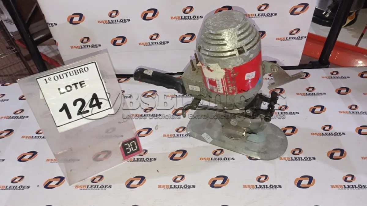 LOTE 124 - 01 MÁQUINA DE CORTAR TECIDO. (NO ESTADO) ATENÇÃO! FAZER A VISITAÇÃO ANTES DE ARREMATAR, NÃO SABEMOS SE FUNCIONA, LEILÃO NÃO TEM GARANTIA E NEM DEVOLUÇÃO, SUJEITO A POSSÍVEIS AVARIAS VISÍVEIS/OCULTAS E/OU AUSÊNCIA DE COMPONENTES.