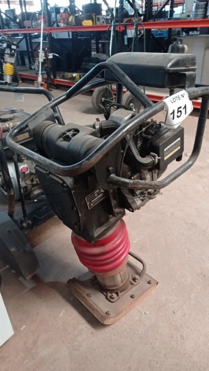 LOTE 151 - 01 COMPACTADOR DE SOLO MENEGOTTI RAM 75 GASOLINA. (NO ESTADO, NÃO SABEMOS SE FUNCIONA. LEILÃO NÃO TEM GARANTIA E NEM DEVOLUÇÃO, SUJEITO A POSSÍVEIS AVARIAS VISÍVEIS/OCULTAS E/OU AUSÊNCIA DE COMPONENTES)