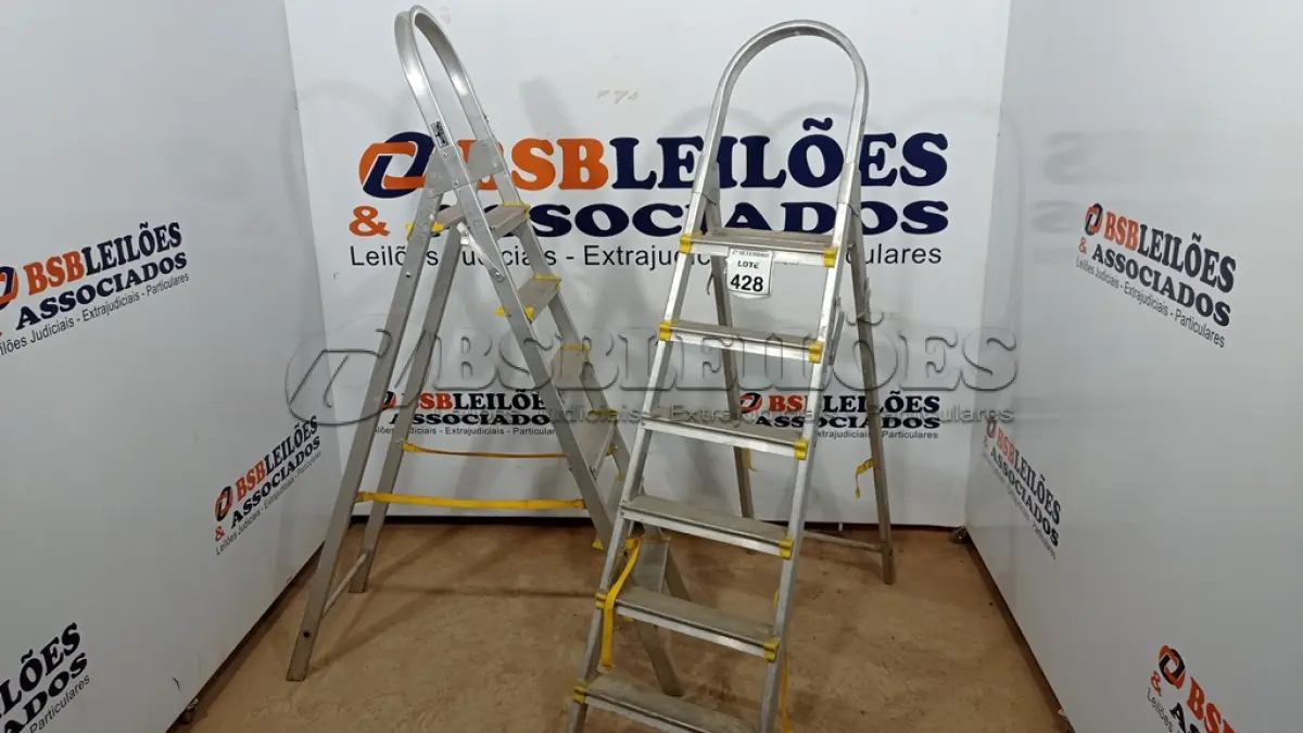 LOTE 428 - 02 ESCADAS DE ALUMÍNIO DOBRÁVEL. (NO ESTADO) ATENÇÃO! FAZER A VISITAÇÃO ANTES DE ARREMATAR, NÃO SABEMOS SE FUNCIONA, LEILÃO NÃO TEM GARANTIA E NEM DEVOLUÇÃO, SUJEITO A POSSÍVEIS AVARIAS VISÍVEIS/OCULTAS E/OU AUSÊNCIA DE COMPONENTES.