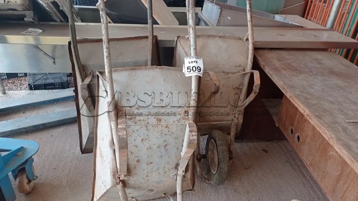LOTE 509 - 03 CARRINHOS DE MÃO COM AVARIAS. (NO ESTADO) ATENÇÃO! FAZER A VISITAÇÃO ANTES DE ARREMATAR, NÃO SABEMOS SE FUNCIONA, LEILÃO NÃO TEM GARANTIA E NEM DEVOLUÇÃO, SUJEITO A POSSÍVEIS AVARIAS VISÍVEIS/OCULTAS E/OU AUSÊNCIA DE COMPONENTES.
