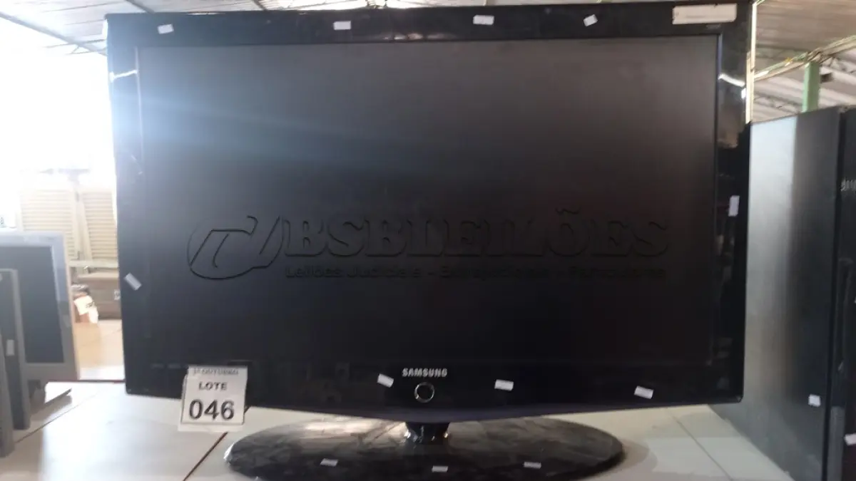 LOTE 046 - 01 TV LCD 40’’ MARCA SAMSUNG. (NO ESTADO) ATENÇÃO! FAZER A VISITAÇÃO ANTES DE ARREMATAR, NÃO SABEMOS SE FUNCIONA, LEILÃO NÃO TEM GARANTIA E NEM DEVOLUÇÃO, SUJEITO A POSSÍVEIS AVARIAS VISÍVEIS/OCULTAS E/OU AUSÊNCIA DE COMPONENTES.