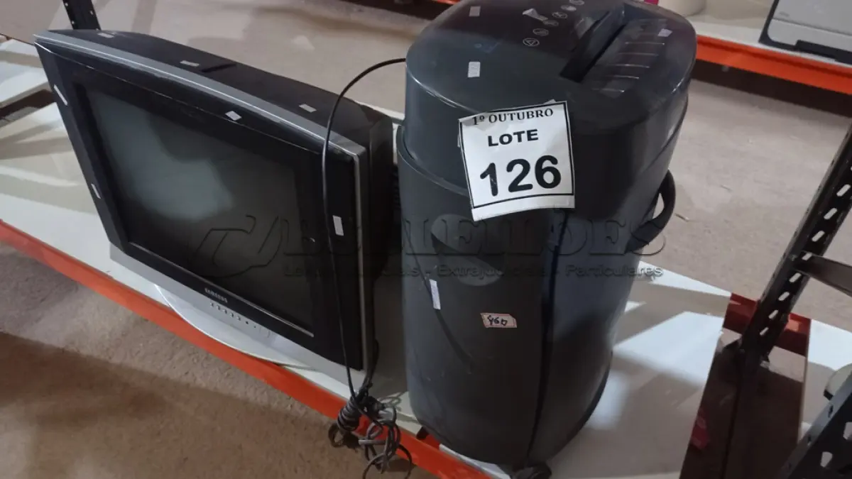 LOTE 126 - 01 TV DE TUBO MARCA SAMSUNG, 01 FRAGMENTADORA DE PAPEL E 01 EVAPORADORA MARCA KOMECO. (NO ESTADO) ATENÇÃO! FAZER A VISITAÇÃO ANTES DE ARREMATAR, NÃO SABEMOS SE FUNCIONA, LEILÃO NÃO TEM GARANTIA E NEM DEVOLUÇÃO, SUJEITO A POSSÍVEIS AVARIAS VISÍVEIS/OCULTAS E/OU AUSÊNCIA DE COMPONENTES.