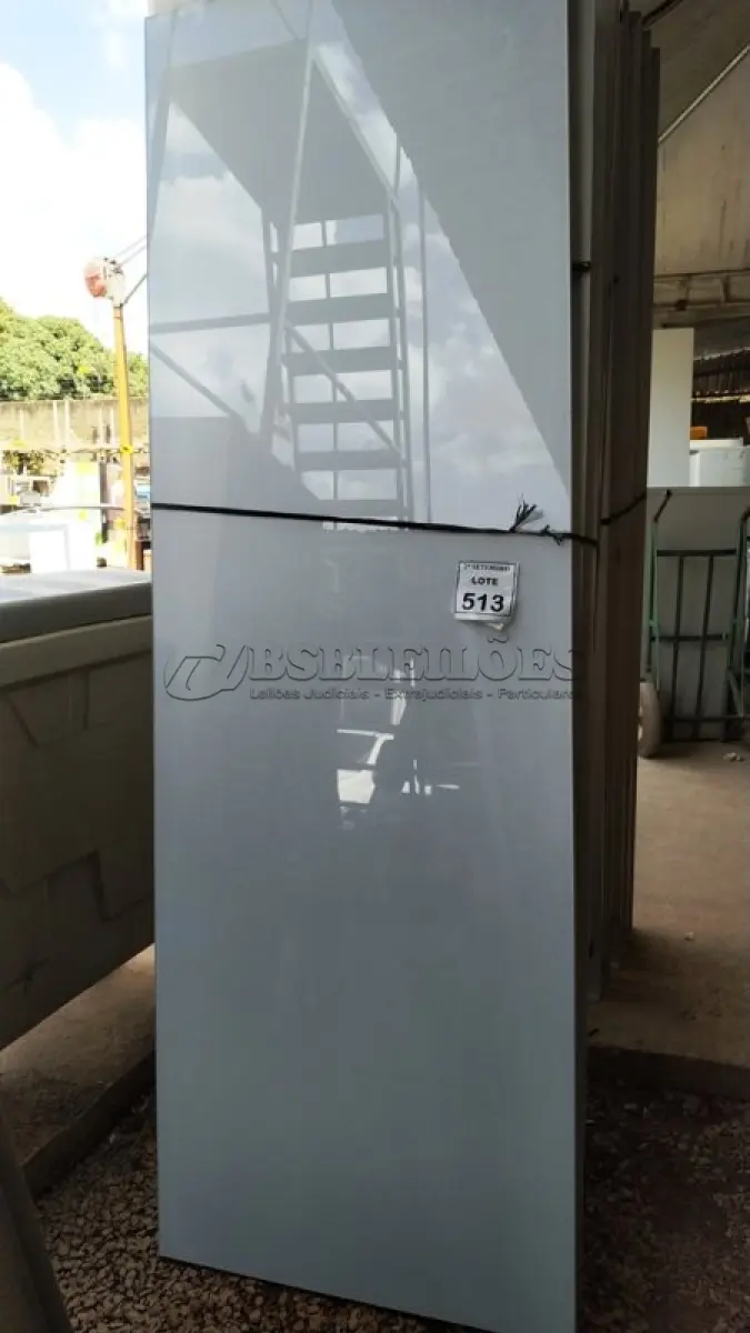 LOTE 513 - 01 PAINEL DE VIDRO NA COR BRANCA DE 2,39X0,80. (NO ESTADO) ATENÇÃO! FAZER A VISITAÇÃO ANTES DE ARREMATAR, NÃO SABEMOS SE FUNCIONA, LEILÃO NÃO TEM GARANTIA E NEM DEVOLUÇÃO, SUJEITO A POSSÍVEIS AVARIAS VISÍVEIS/OCULTAS E/OU AUSÊNCIA DE COMPONENTES.