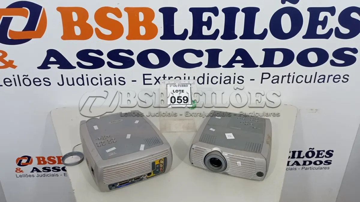 LOTE 059 - 02 PROJETORES MARCA INFOCUS. (NO ESTADO) ATENÇÃO! FAZER A VISITAÇÃO ANTES DE ARREMATAR, NÃO SABEMOS SE FUNCIONA, LEILÃO NÃO TEM GARANTIA E NEM DEVOLUÇÃO, SUJEITO A POSSÍVEIS AVARIAS VISÍVEIS/OCULTAS E/OU AUSÊNCIA DE COMPONENTES.