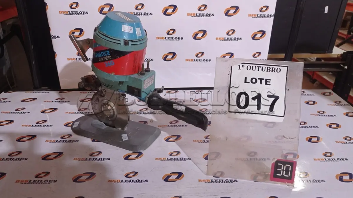 LOTE 017 - 01 MÁQUINA DE CORTAR TECIDO. (NO ESTADO) ATENÇÃO! FAZER A VISITAÇÃO ANTES DE ARREMATAR, NÃO SABEMOS SE FUNCIONA, LEILÃO NÃO TEM GARANTIA E NEM DEVOLUÇÃO, SUJEITO A POSSÍVEIS AVARIAS VISÍVEIS/OCULTAS E/OU AUSÊNCIA DE COMPONENTES.