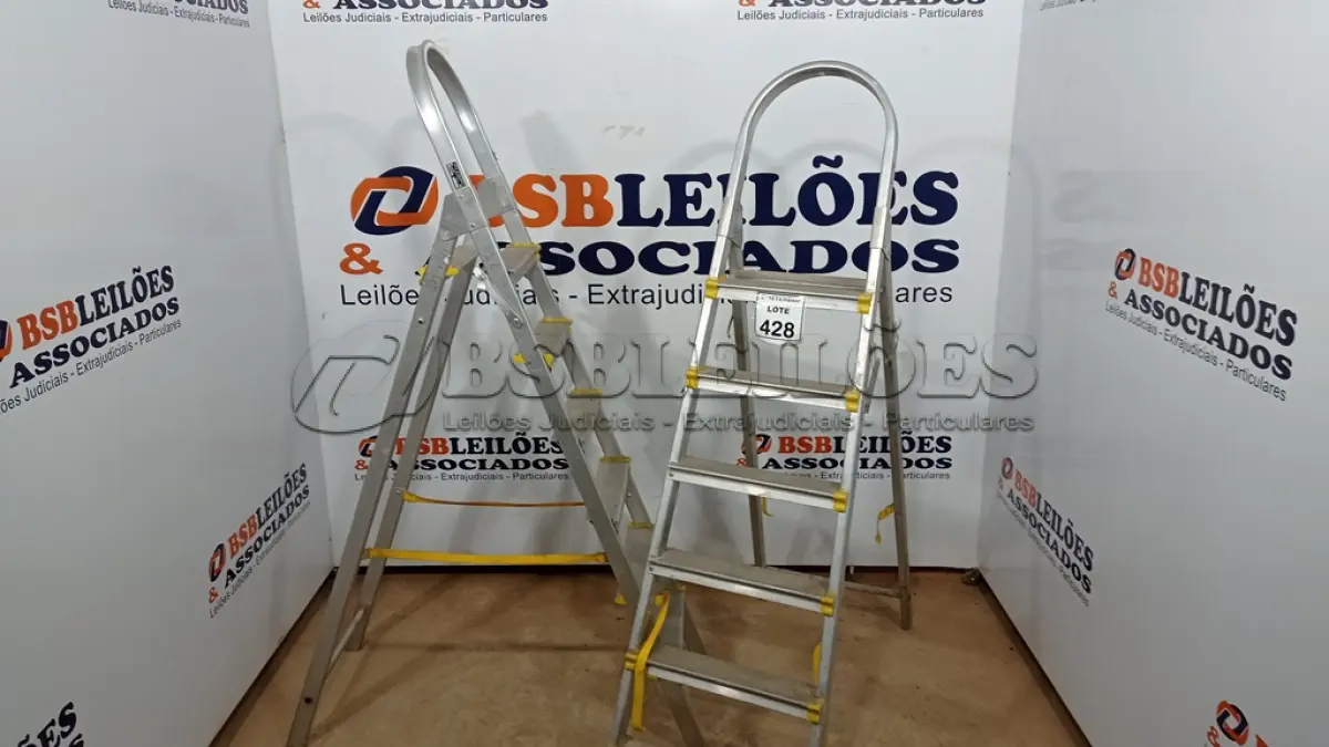 LOTE 428 - 02 ESCADAS DE ALUMÍNIO DOBRÁVEL. (NO ESTADO) ATENÇÃO! FAZER A VISITAÇÃO ANTES DE ARREMATAR, NÃO SABEMOS SE FUNCIONA, LEILÃO NÃO TEM GARANTIA E NEM DEVOLUÇÃO, SUJEITO A POSSÍVEIS AVARIAS VISÍVEIS/OCULTAS E/OU AUSÊNCIA DE COMPONENTES.