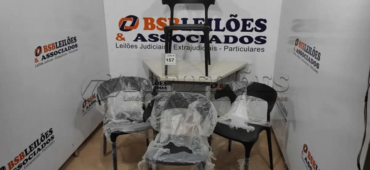 LOTE 157 - 04 CADEIRAS DE SALA DE JANTAR MODERNAS RIGEL, PRETA. (NO ESTADO, NÃO SABEMOS SE FUNCIONA. LEILÃO NÃO TEM GARANTIA E NEM DEVOLUÇÃO, SUJEITO A POSSÍVEIS AVARIAS VISÍVEIS/OCULTAS E/OU AUSÊNCIA DE COMPONENTES)