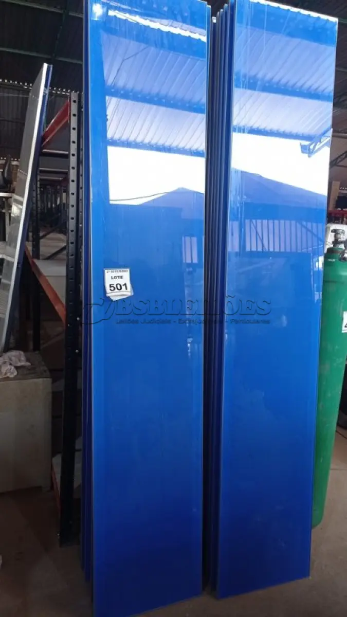 LOTE 501 - 10 PAINÉIS DE VIDRO NA COR AZUL DE 2,38X0,47. (NO ESTADO) ATENÇÃO! FAZER A VISITAÇÃO ANTES DE ARREMATAR, NÃO SABEMOS SE FUNCIONA, LEILÃO NÃO TEM GARANTIA E NEM DEVOLUÇÃO, SUJEITO A POSSÍVEIS AVARIAS VISÍVEIS/OCULTAS E/OU AUSÊNCIA DE COMPONENTES.