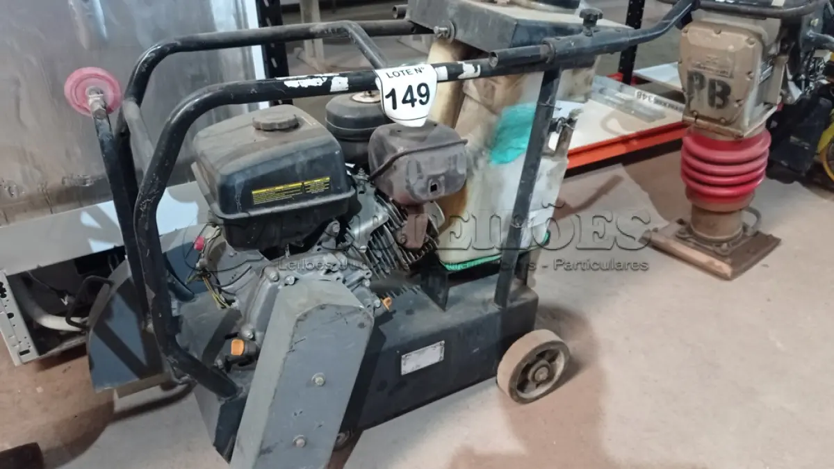 LOTE 149 - 01 CORTADORA DE PISO TOYAMA 13HP GASOLINA. (NO ESTADO, NÃO SABEMOS SE FUNCIONA. LEILÃO NÃO TEM GARANTIA E NEM DEVOLUÇÃO, SUJEITO A POSSÍVEIS AVARIAS VISÍVEIS/OCULTAS E/OU AUSÊNCIA DE COMPONENTES)