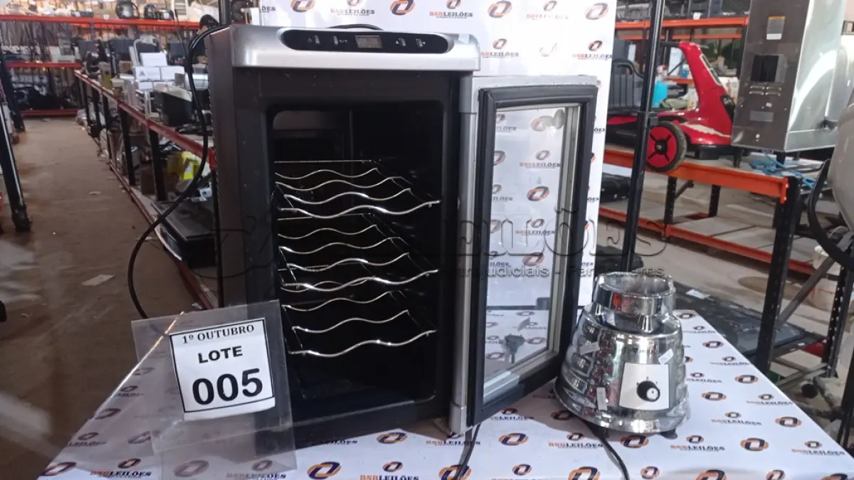 LOTE 005 - 01 CLIMATIZADOR TERMOMÉTRICO DE VINHO E 01 BASE DE LIQUIDIFICADOR. (NO ESTADO) ATENÇÃO! FAZER A VISITAÇÃO ANTES DE ARREMATAR, NÃO SABEMOS SE FUNCIONA, LEILÃO NÃO TEM GARANTIA E NEM DEVOLUÇÃO, SUJEITO A POSSÍVEIS AVARIAS VISÍVEIS/OCULTAS E/OU AUSÊNCIA DE COMPONENTES.