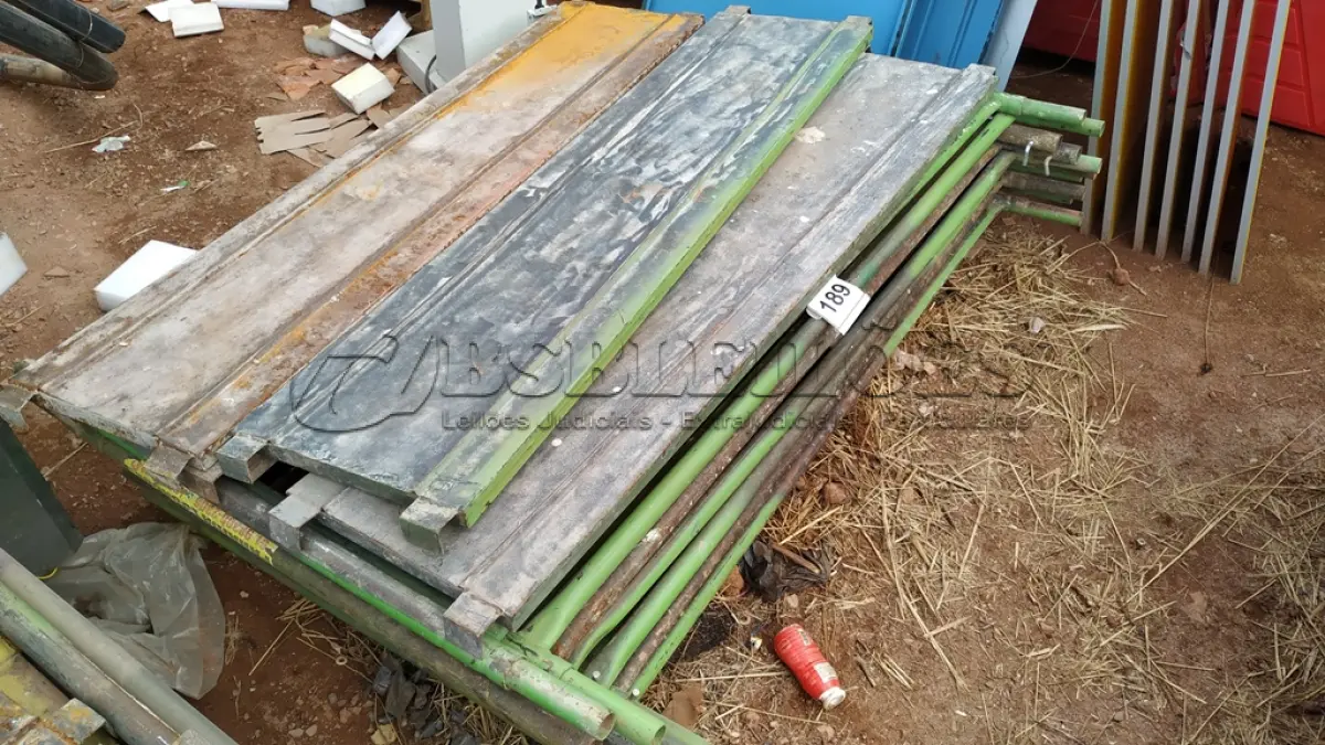 LOTE 189 - 10 PEÇAS ANDAIMES DE 1 X 1,50M COM 04 PLATAFORMA DE 1,50M. (NO ESTADO, NÃO SABEMOS SE FUNCIONA. LEILÃO NÃO TEM GARANTIA E NEM DEVOLUÇÃO, SUJEITO A POSSÍVEIS AVARIAS VISÍVEIS/OCULTAS E/OU AUSÊNCIA DE COMPONENTES)