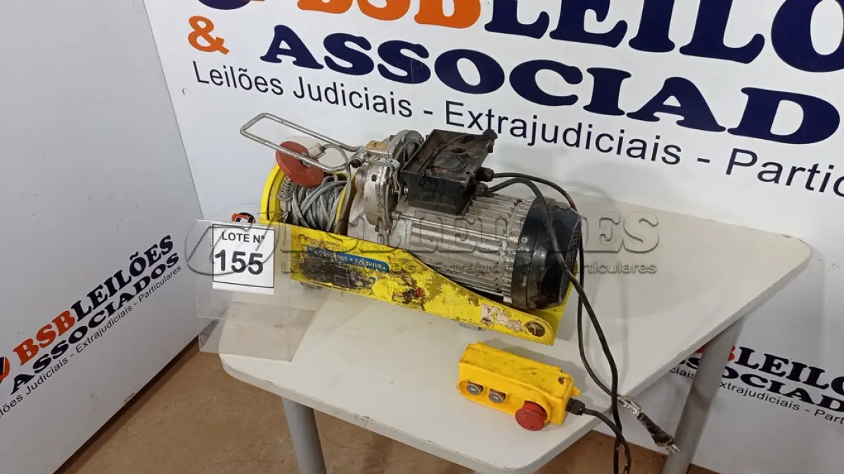 LOTE 155 - 01 GUINCHO ELÉTRICO MENEGOTTI 220V – 500 A 1000 KG. (NO ESTADO, NÃO SABEMOS SE FUNCIONA. LEILÃO NÃO TEM GARANTIA E NEM DEVOLUÇÃO, SUJEITO A POSSÍVEIS AVARIAS VISÍVEIS/OCULTAS E/OU AUSÊNCIA DE COMPONENTES)