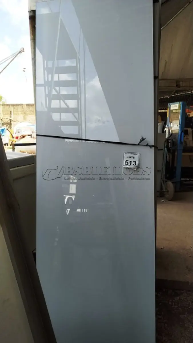 LOTE 513 - 01 PAINEL DE VIDRO NA COR BRANCA DE 2,39X0,80. (NO ESTADO) ATENÇÃO! FAZER A VISITAÇÃO ANTES DE ARREMATAR, NÃO SABEMOS SE FUNCIONA, LEILÃO NÃO TEM GARANTIA E NEM DEVOLUÇÃO, SUJEITO A POSSÍVEIS AVARIAS VISÍVEIS/OCULTAS E/OU AUSÊNCIA DE COMPONENTES.