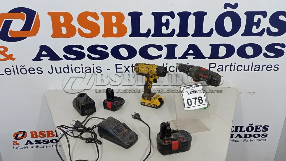 LOTE 078 - 02 PARAFUSADEIRAS, 02 BATERIAS DE PARAFUSADEIRA E 02 CARREGADORES. (NO ESTADO) ATENÇÃO! FAZER A VISITAÇÃO ANTES DE ARREMATAR, NÃO SABEMOS SE FUNCIONA, LEILÃO NÃO TEM GARANTIA E NEM DEVOLUÇÃO, SUJEITO A POSSÍVEIS AVARIAS VISÍVEIS/OCULTAS E/OU AUSÊNCIA DE COMPONENTES