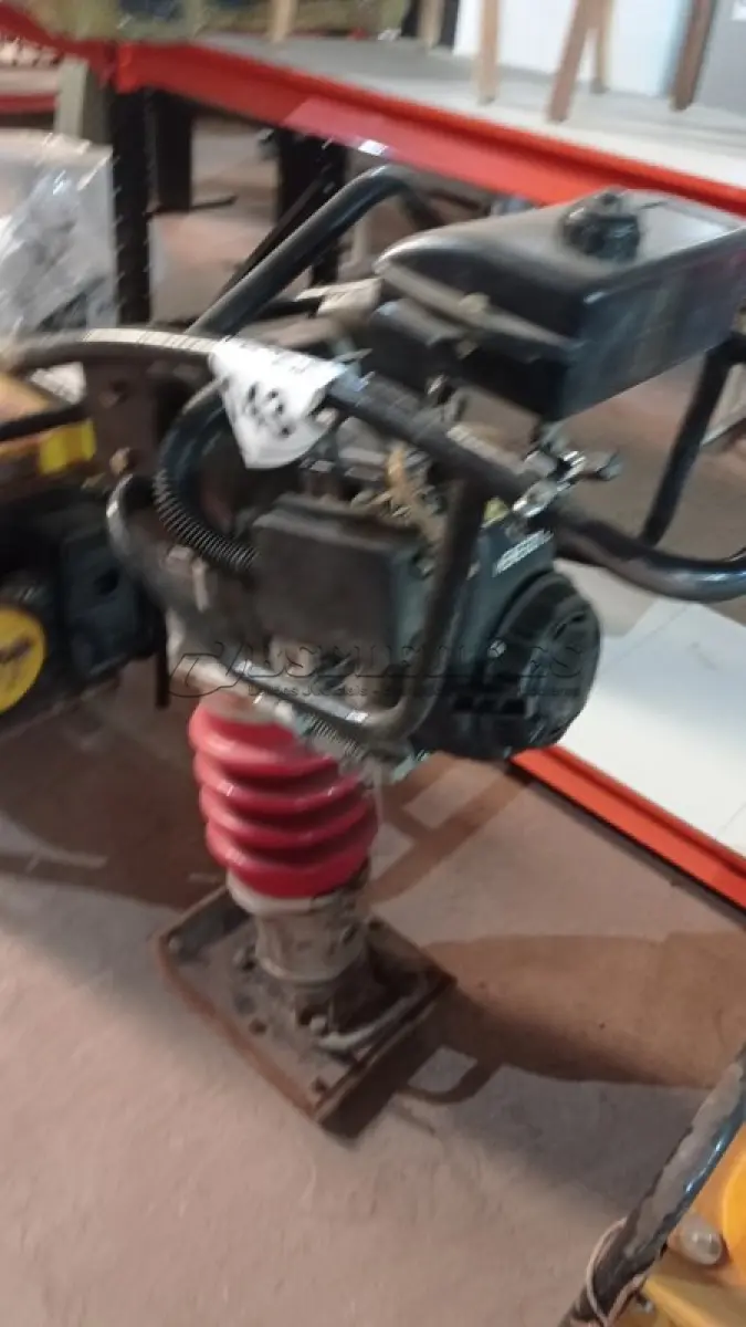 LOTE 143 - 01 COMPACTADOR DE SOLO MENEGOTTI RAM 75 GASOLINA (NO ESTADO, NÃO SABEMOS SE FUNCIONA. LEILÃO NÃO TEM GARANTIA E NEM DEVOLUÇÃO, SUJEITO A POSSÍVEIS AVARIAS VISÍVEIS/OCULTAS E/OU AUSÊNCIA DE COMPONENTES)