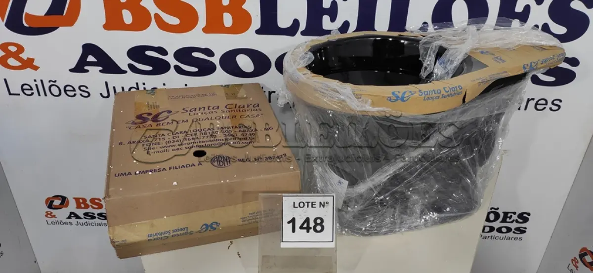 LOTE 148 - 01 KIT VASO BACIA COM CAIXA ACOPLADA PRETO SANTA CLARA. (NO ESTADO, NÃO SABEMOS SE FUNCIONA. LEILÃO NÃO TEM GARANTIA E NEM DEVOLUÇÃO, SUJEITO A POSSÍVEIS AVARIAS VISÍVEIS/OCULTAS E/OU AUSÊNCIA DE COMPONENTES)