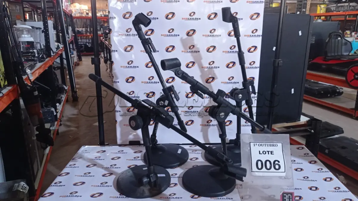 LOTE 006 - 04 SUPORTES PARA MICROFONE. (NO ESTADO) ATENÇÃO! FAZER A VISITAÇÃO ANTES DE ARREMATAR, NÃO SABEMOS SE FUNCIONA, LEILÃO NÃO TEM GARANTIA E NEM DEVOLUÇÃO, SUJEITO A POSSÍVEIS AVARIAS VISÍVEIS/OCULTAS E/OU AUSÊNCIA DE COMPONENTES.