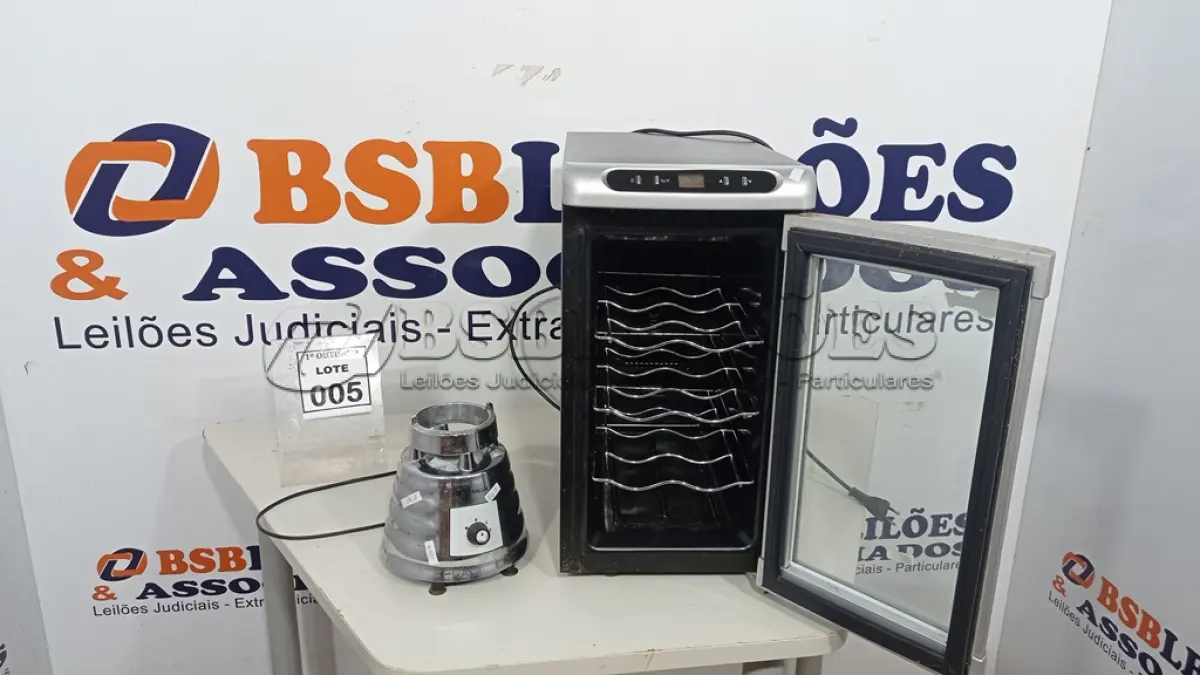 LOTE 005 - 01 CLIMATIZADOR TERMOMÉTRICO DE VINHO E 01 BASE DE LIQUIDIFICADOR. (NO ESTADO) ATENÇÃO! FAZER A VISITAÇÃO ANTES DE ARREMATAR, NÃO SABEMOS SE FUNCIONA, LEILÃO NÃO TEM GARANTIA E NEM DEVOLUÇÃO, SUJEITO A POSSÍVEIS AVARIAS VISÍVEIS/OCULTAS E/OU AUSÊNCIA DE COMPONENTES.