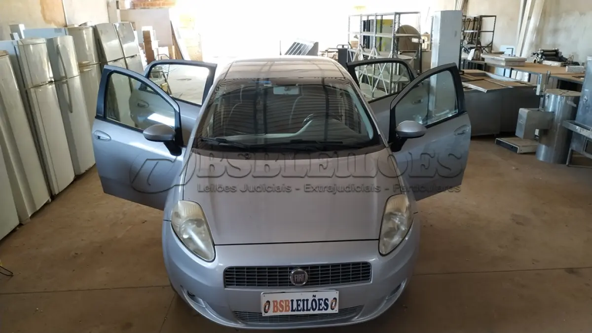LOTE 164 - 01 FIAT PUNTO ESSENCE 1.6 ALCOOL/GASOLINA, ANO 2011/2011 NA COR PRATA. (NO ESTADO)