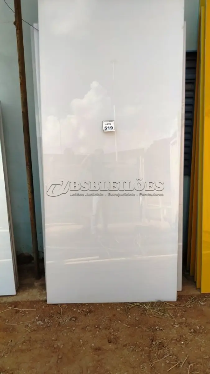 LOTE 519 - 08 PAINÉIS DE VIDRO NA COR BRANCA DE 2,38X1,19. (NO ESTADO) ATENÇÃO! FAZER A VISITAÇÃO ANTES DE ARREMATAR, NÃO SABEMOS SE FUNCIONA, LEILÃO NÃO TEM GARANTIA E NEM DEVOLUÇÃO, SUJEITO A POSSÍVEIS AVARIAS VISÍVEIS/OCULTAS E/OU AUSÊNCIA DE COMPONENTES.