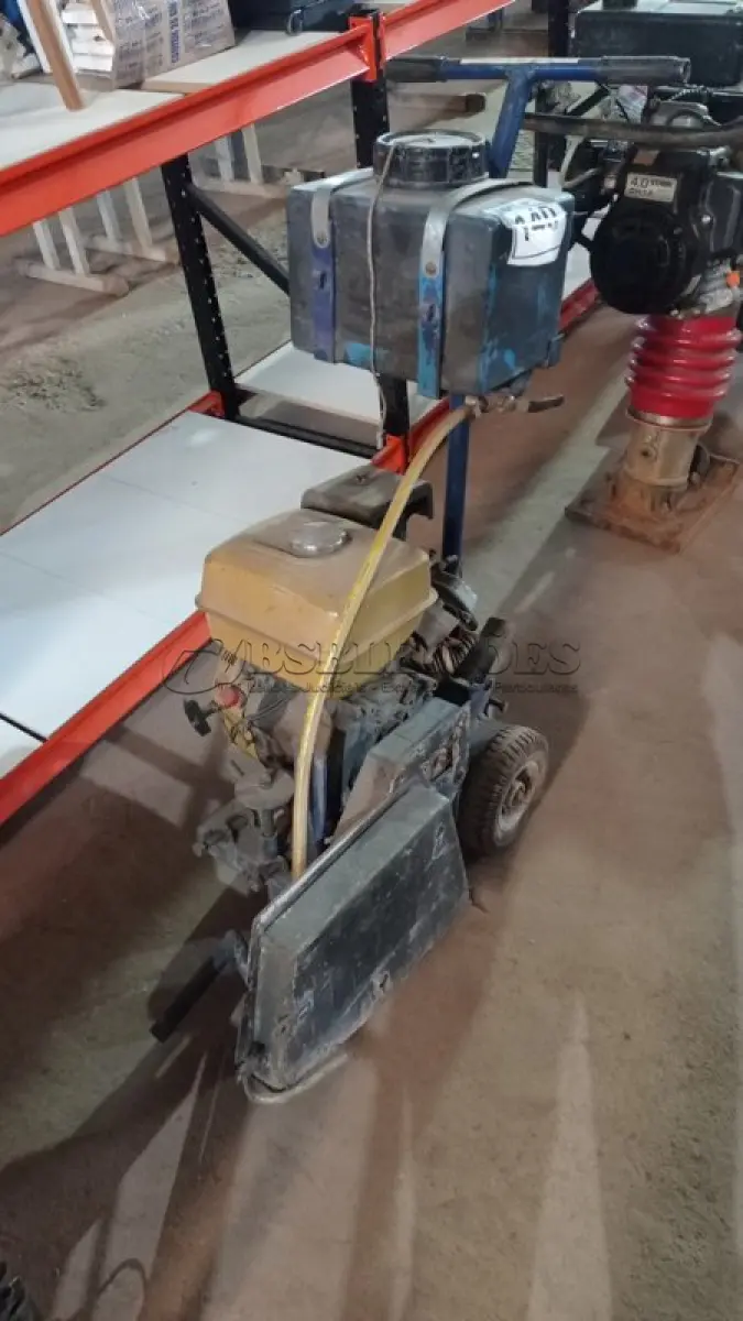 LOTE 140 - 01 CORTADORA DE PISO BÚFALO 13HP GASOLINA. (NO ESTADO, NÃO SABEMOS SE FUNCIONA. LEILÃO NÃO TEM GARANTIA E NEM DEVOLUÇÃO, SUJEITO A POSSÍVEIS AVARIAS VISÍVEIS/OCULTAS E/OU AUSÊNCIA DE COMPONENTES)