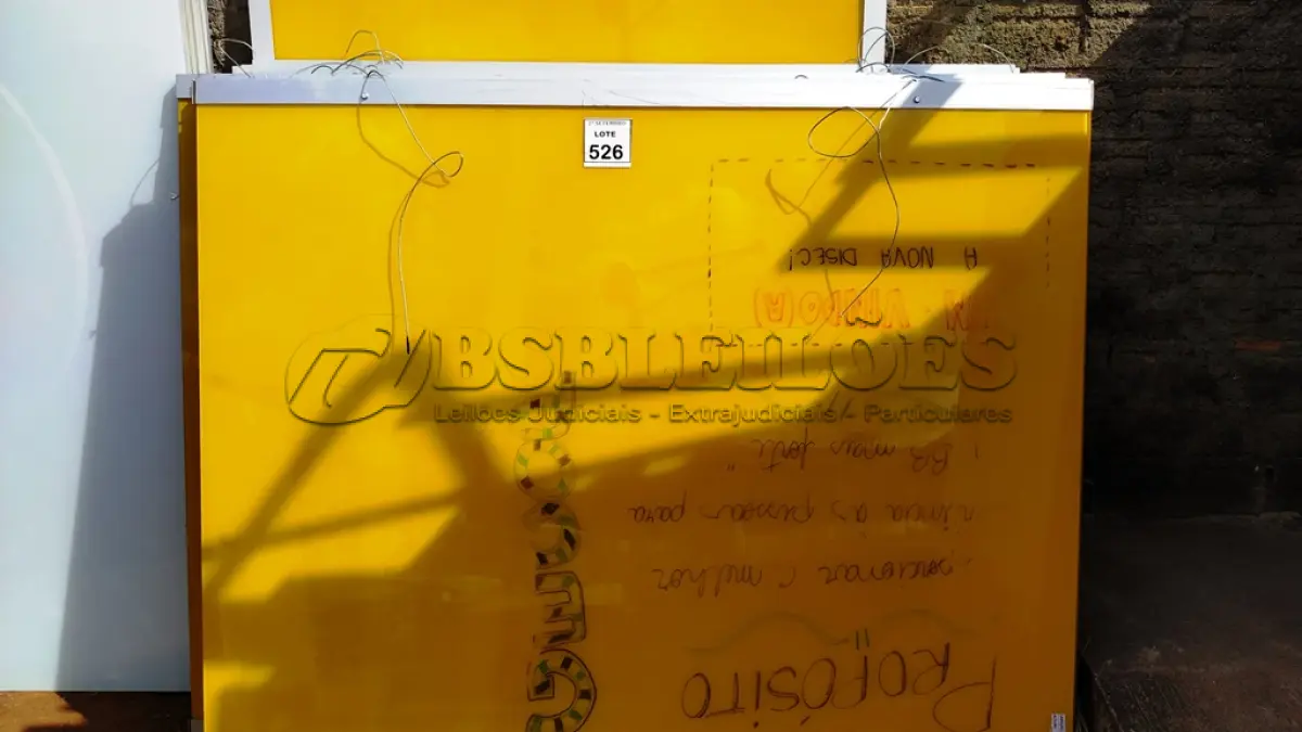 LOTE 526 - 16 PAINÉIS DE VIDRO NA COR AMARELA DE 1,90X1,58. (NO ESTADO) ATENÇÃO! FAZER A VISITAÇÃO ANTES DE ARREMATAR, NÃO SABEMOS SE FUNCIONA, LEILÃO NÃO TEM GARANTIA E NEM DEVOLUÇÃO, SUJEITO A POSSÍVEIS AVARIAS VISÍVEIS/OCULTAS E/OU AUSÊNCIA DE COMPONENTES.