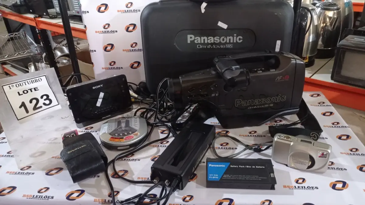 LOTE 123 - 01 CÂMERA FOTOGRÁFICA, 01 FILMADORA PANASONIC, 01 RÁDIO RELÓGIO MARCA SONY E 01 RADIO DISKMAN. (NO ESTADO) ATENÇÃO! FAZER A VISITAÇÃO ANTES DE ARREMATAR, NÃO SABEMOS SE FUNCIONA, LEILÃO NÃO TEM GARANTIA E NEM DEVOLUÇÃO, SUJEITO A POSSÍVEIS AVARIAS VISÍVEIS/OCULTAS E/OU AUSÊNCIA DE COMPONENTES.