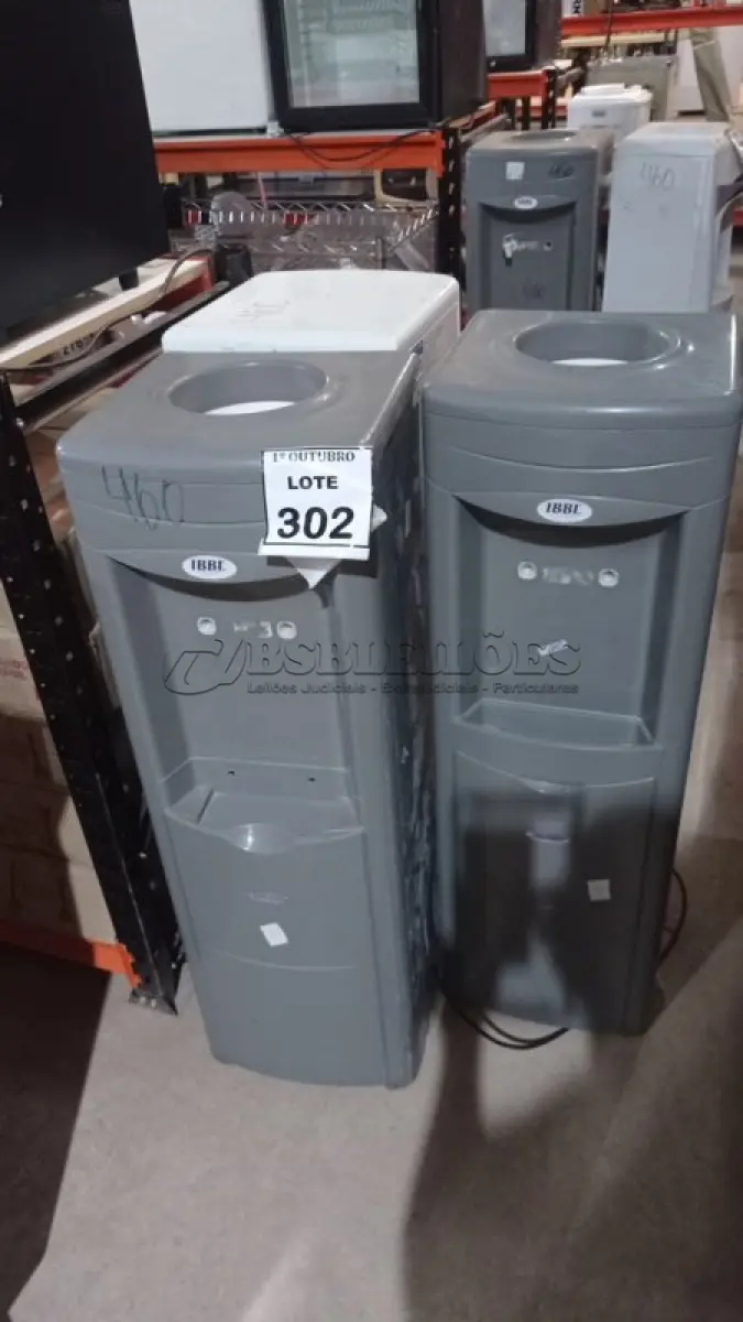 LOTE 302 - 03 BEBEDOUROS PARA GARRAFÃO. (NO ESTADO) ATENÇÃO! FAZER A VISITAÇÃO ANTES DE ARREMATAR, NÃO SABEMOS SE FUNCIONA, LEILÃO NÃO TEM GARANTIA E NEM DEVOLUÇÃO, SUJEITO A POSSÍVEIS AVARIAS VISÍVEIS/OCULTAS E/OU AUSÊNCIA DE COMPONENTES.