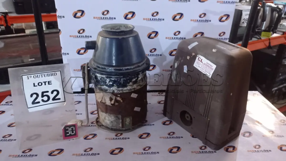 LOTE 252 - 01 TRITURADOR DE RESÍDUOS E 01 MOTOR ELÉTRICO DE PORTÃO. (NO ESTADO) ATENÇÃO! FAZER A VISITAÇÃO ANTES DE ARREMATAR, NÃO SABEMOS SE FUNCIONA, LEILÃO NÃO TEM GARANTIA E NEM DEVOLUÇÃO, SUJEITO A POSSÍVEIS AVARIAS VISÍVEIS/OCULTAS E/OU AUSÊNCIA DE COMPONENTES.